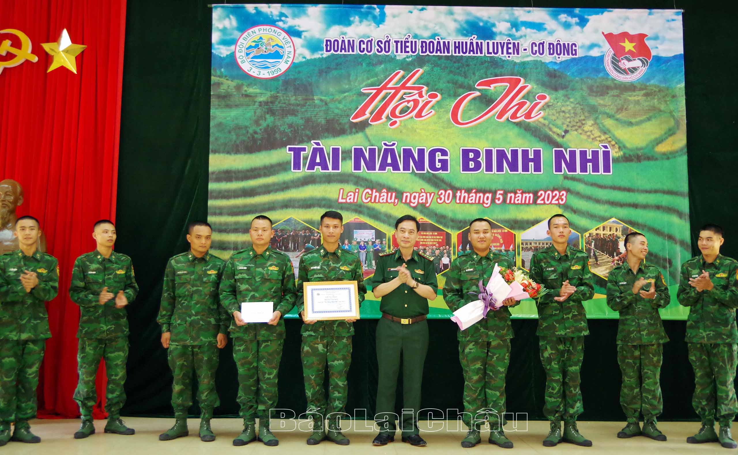 Đại tá Nguyễn Văn Hưng - Chính uỷ bộ đội biên phòng tỉnh trao giải nhất cho đội Biên cương xanh.
